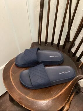 Tommy Hilfiger Men's Navy Embossed Slide Sandals size 8M